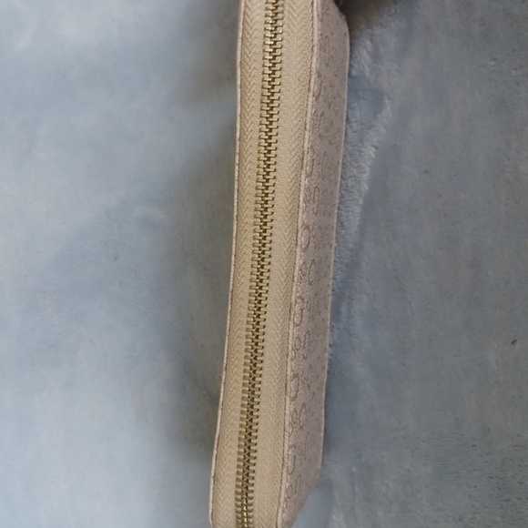 GUESS Los Angeles Monogram Logo Clutch - Picture 5 of 7